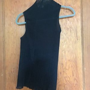 Jil Sander trendy black sleeveless top in a crinkled fabric !